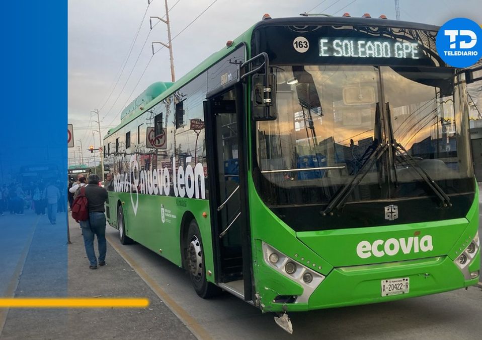 Automovilista ignora semáforo y choca contra Ecovía en avenida Lincoln en Monterrey. | Fabricio Gallegos