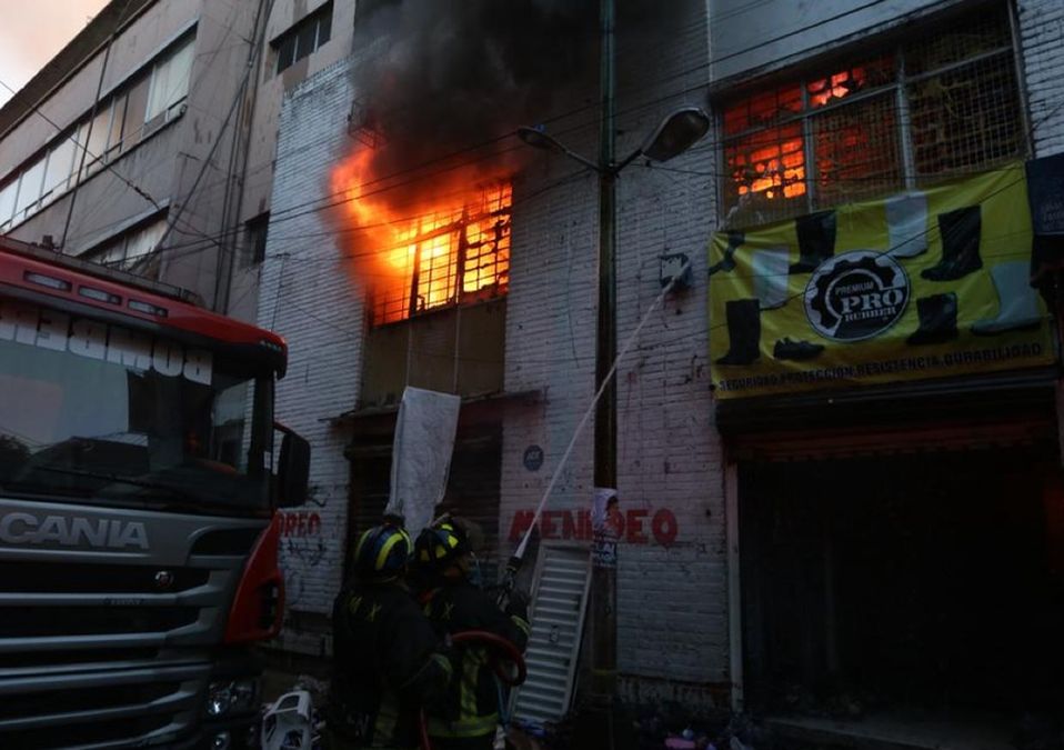 Incendio al interior de un edificio en el Centro de la Ciudad de México / Jorge Carballo