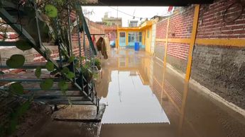 Agua y drenaje colapsado vuelven a inundar viviendas en La Estrada, Zapopan | Juan Munguía
