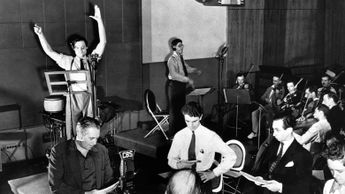 Orson Welles en la transmisión por radio de La Guerra de los Mundos / Corbis vía Getty Images
