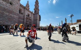 Guillermo Moreno en San Juan de los Lagos con los danzantes / Paulo Cano