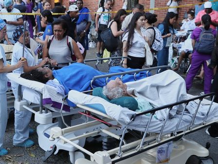 Los pacientes son evacuados de un hospital tras el terremoto que azotó Cali, Colombia.