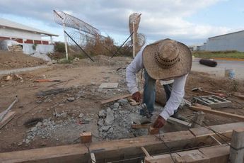 Trabajadores participan en la remodelación del Penal de Máxima Seguridad de Laguna del Toro, Islas Marías. / Jesús Quintanar