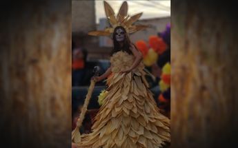 Disfraz de catrina hecha con hoja de maíz en San Pedro | Damián Ramírez