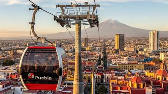 El gobernador Alejandro Armenta colocará la primera piedra de la construcción del cablebús en Puebla | Imagen generada con IA de Gemini