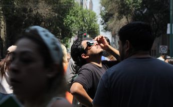 Capitalinos detuvieron sus trabajos para presenciar el eclipse solar / Valeria León