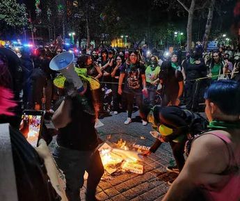 Las manifestantes comenzaron a quemar sus pancartas y a gritar más fuerte. / Alexandra Amao