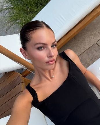 La trayectoria de Blondeau en el mundo de la moda es notable, habiendo iniciado su carrera a los tres años.