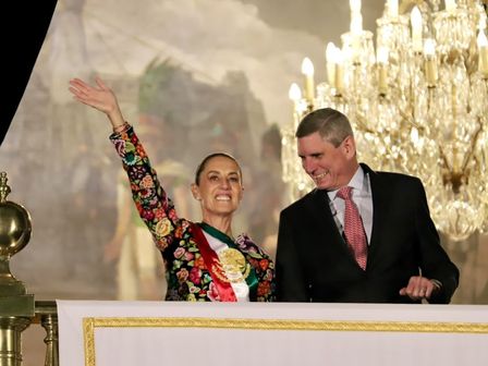 Claudia Sheinbaum sale al balcón de Palacio Nacional y da el Grito de Independencia.