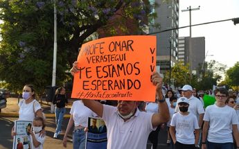 Familiares, amigos y alumnos durante manifestación por Rafael Omar Verástegui / Usi Toledo