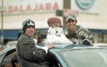 Jóvenes que hicieron un hombre de nieve en Guadalajara en 1997 / Facebook Yo Soy Tapatío