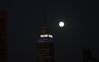 Luna gigante deste la Torre Latino CdMx / Naomi Antonio