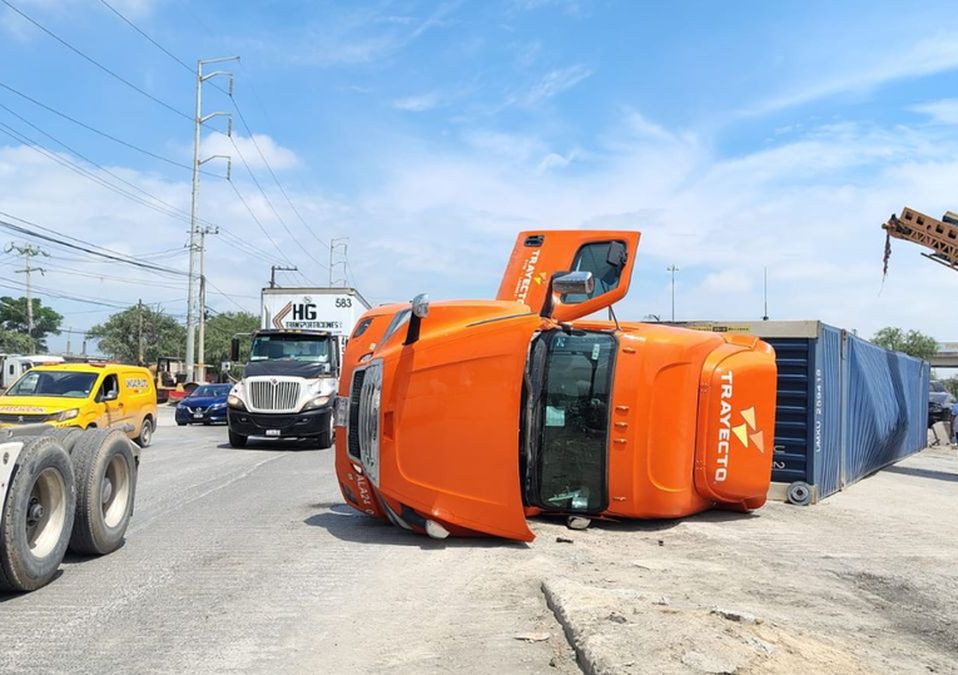 En el lugar quedó volcado un tráiler que procedía de la carretera a Monclova.| Agustín Martínez