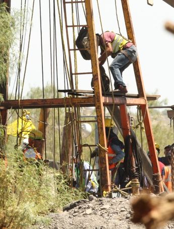 El equipo de rescate suma 700 hombres y mujeres./ Roberto Alanís.