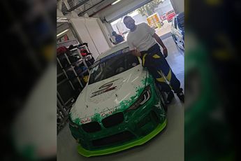 El cantante condujo el automóvil número 24 y terminó la competencia en la posición 17.