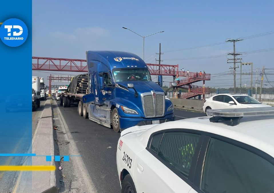 Trailero muere prensando en carretera a Laredo. | Víctor González