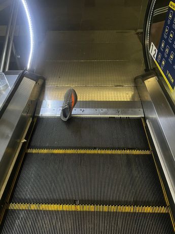 Zapato se queda atorado en escalera eléctrica del Tren Ligero en Guadalajara | Especial