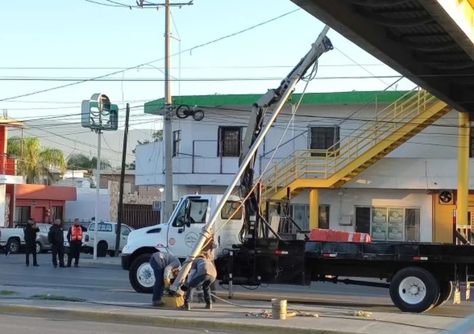 Retiran poste de luz que se encontraba dañado en avenida Ruiz Cortines