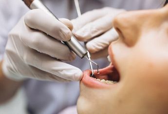 Dentista atendiendo a paciente / Freepik