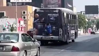 Captan en video a hombre colgado de camión en plena avenida de Monterrey