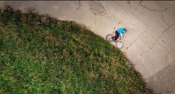 El ciclista fue auxiliado por un automovilista que se detuvo al verlo sobre el pavimento.