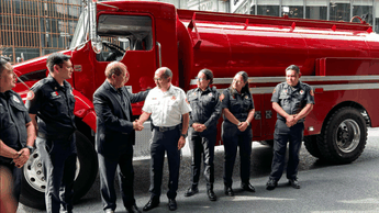 El Patronato de Bomberos de Nuevo León recibió un camión cisterna de primera respuesta para fortalecer la atención de emergencias.(Cortesía)