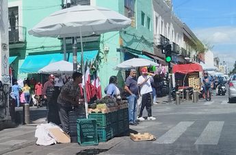 Hasta con carpas, ambulantaje obstruye zona de parquímetros en Puebla / Melanie Torres