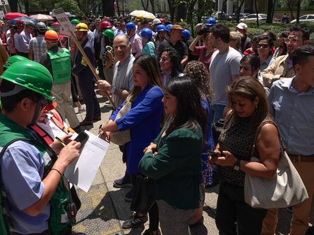 Protección Civil forma a las personas en filas como parte del protocolo ante un sismo | Cuartoscuro