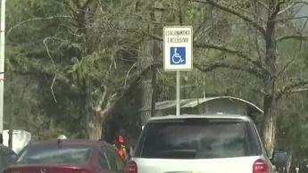 Automovilistas usan estacionamientos exclusivos sin autorización en Monterrey