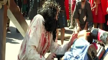 Católicos viven Viacrucis de la parroquia Santa María Goretti