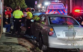 El conductor perdió el control de su vehículo y se proyectó contra un auto Nissan Altima. | Agustín Martínez