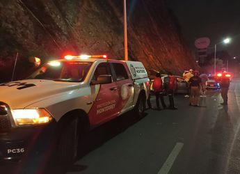 Los cuerpos de auxilio arribaron al sitio para realizar maniobras de rescate y abanderar el área. | Israel Santacruz