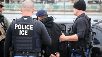 Oficiales de ICE realizando un arresto en Estados Unidos | Gobierno de Estados Unidos