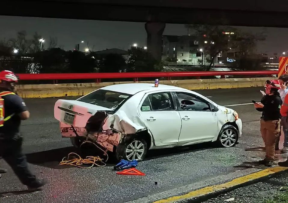 Conductor resulta ileso tras volcar en la avenida Morones Prieto