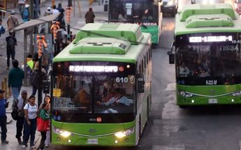 El gobernador de Nuevo León, Samuel García presumió en su momento los camiones con clima y wifi. | Archivo