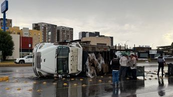 El percance dejó daños materiales en la estructura del vehículo y en los contenedores de cobre que transportaba.