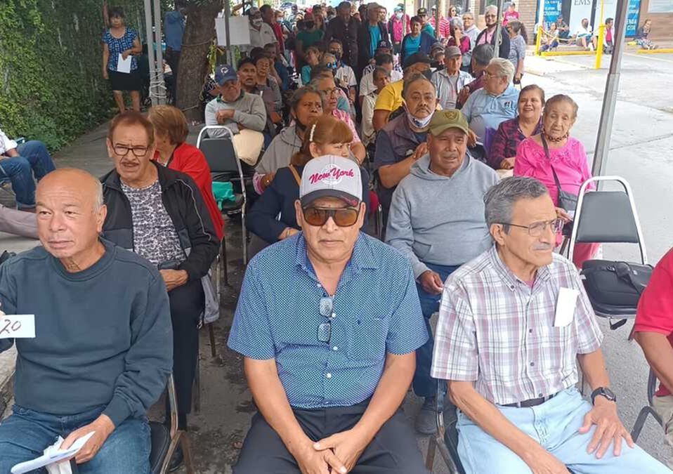 Adultos mayores esperan su turno para ser atendidos afuera del banco. | Fabricio Gallegos