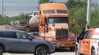 Un autotanque con ácido clorhídrico volcó en la zona industrial de Santa Catarina. | Cortesía