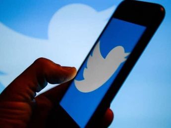Imagen de un usuario revisando el Twitter en su celular