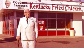 Coronel Sanders junto a su primera franquicia de KFC, ubicada en Corbin, Kentucky / Cortesía