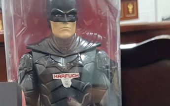 Muñeco Batman con apellido Harfuch / Leonardo Lugo