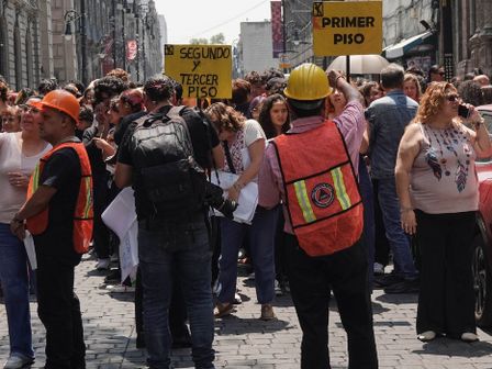 Uno de los protocolos ante un sismo es desalojar. |