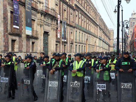 Policías resguardan ingreso al Palacio Nacional / Cuartoscuro