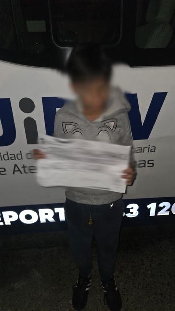 La empleada de un motel resguardó al menor de la lluvia.