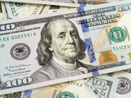 El peso mexicano lucha por mantenerse ante la alza del dólar. | Magnific