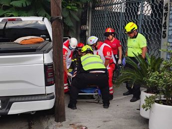 Cuerpos de emergencia rescataron al joven prensado tras el choque de la camioneta. | Agustín Martínez
