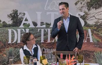 Michelle Fridman y Mauro Garza en la presentación de la nueva Ruta del Tequila | @maurogarzamarin vía Instagram