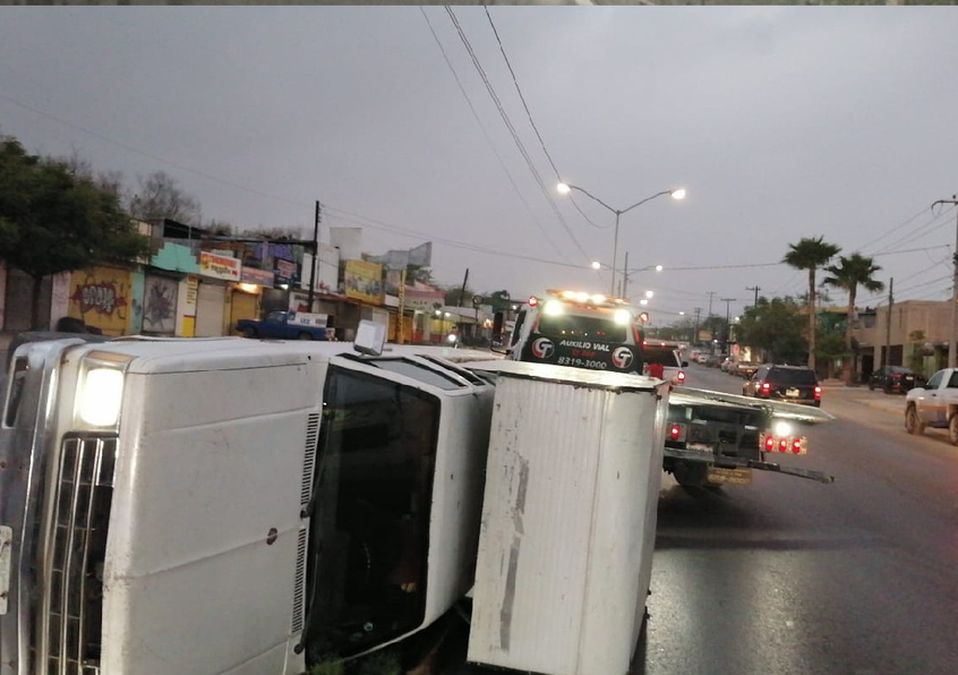 Vuelca camioneta en la avenida Aztlán en Monterrey. | Leyda Estrada