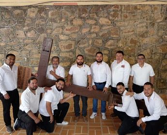 En el Viacrucis, la cruz puede pesar hasta 100 kilos. | Kevin Carranza