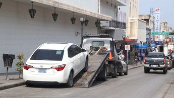 Estacionarse en áreas prohibidas puede ameritar corralón para los automóviles en Monterrey. | Archivo